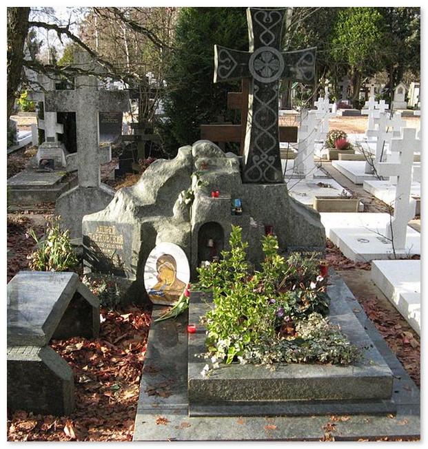 Могила Андрея Тарковского и его жены Ларисы. На русском кладбище в Париже