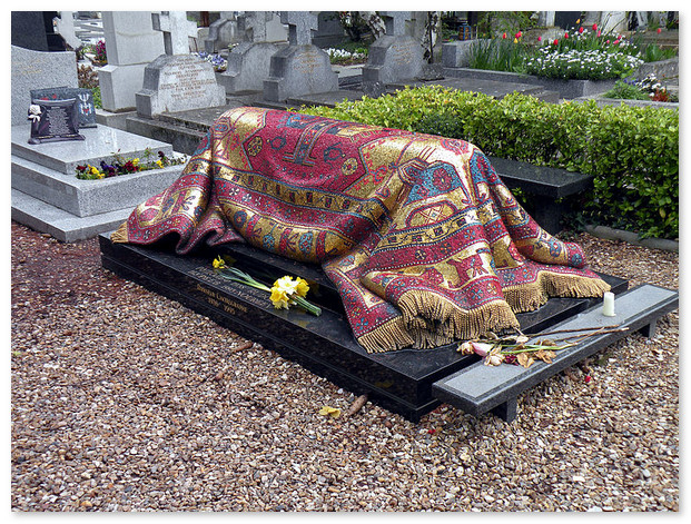 Могила Нуриева с памятником в виде восточного ковра. Русское кладбище в Париже